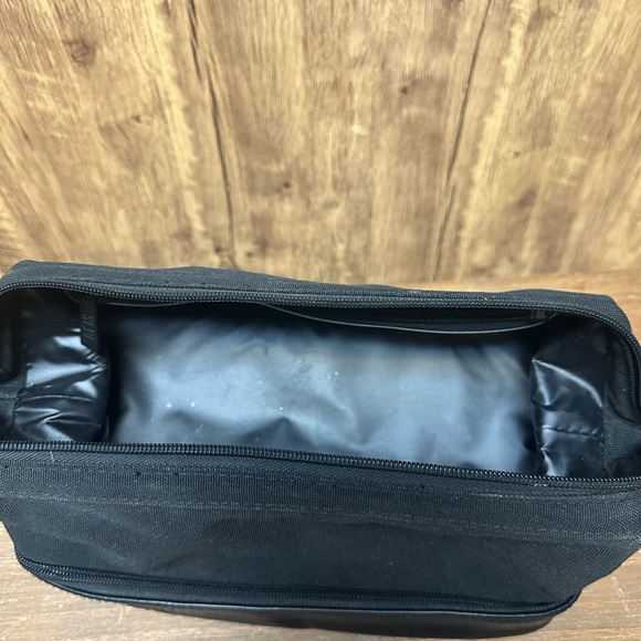 Black Travel Luggage Bag with Durable Design - Picture 5 of 8